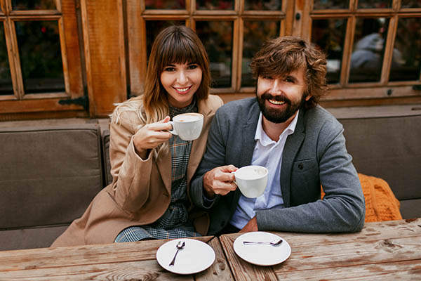 Momentos românticos de casal elegante apaixonado sentado num café, a beber café, a conversar e a desfrutar do tempo passado um com o outro.