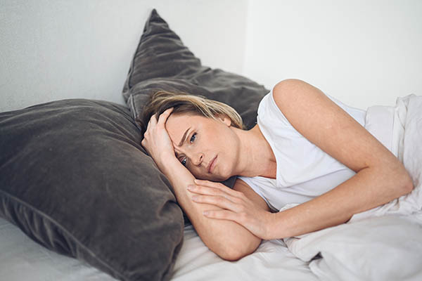 A mulher não consegue dormir porque bebeu café durante a tarde.